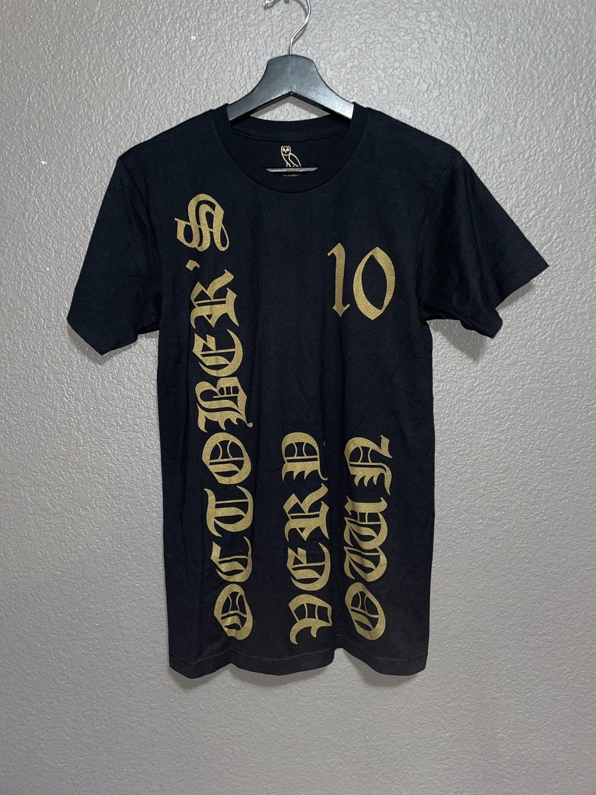 image of Drake x Octobers Very Own Ovo Octobers Very Own Old English Gold Chrome Small Black, Men's