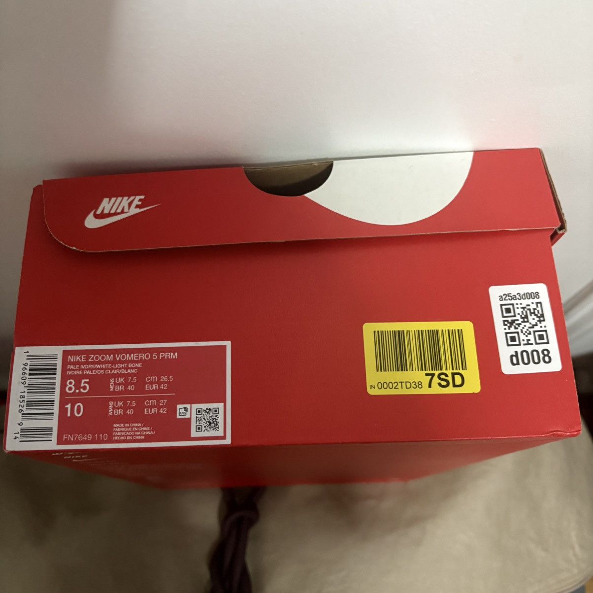 Nike Nike Zoom Vomero 5 Men SIZE US 8.5 Supersonic FN7649-110 Size US 8.5 / EU 41-42 - 9 Thumbnail