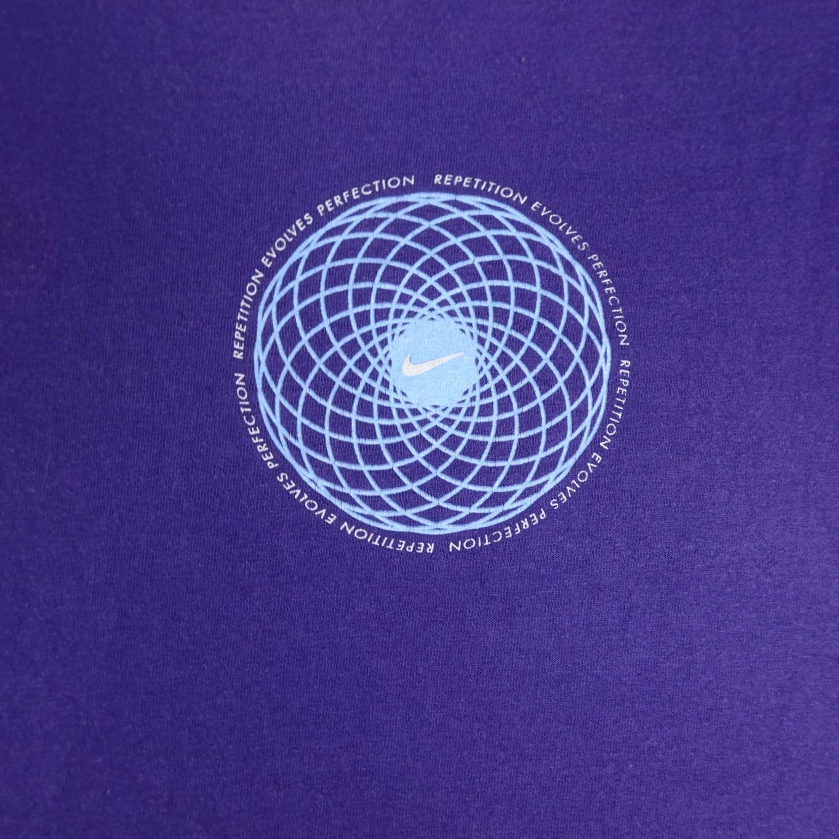 Nike VINTAGE Nike Shirt Mens XL Purple Repetition Swoosh Graphic Tee Made USA 90s Size US XL / EU 56 / 4 - 5 Thumbnail