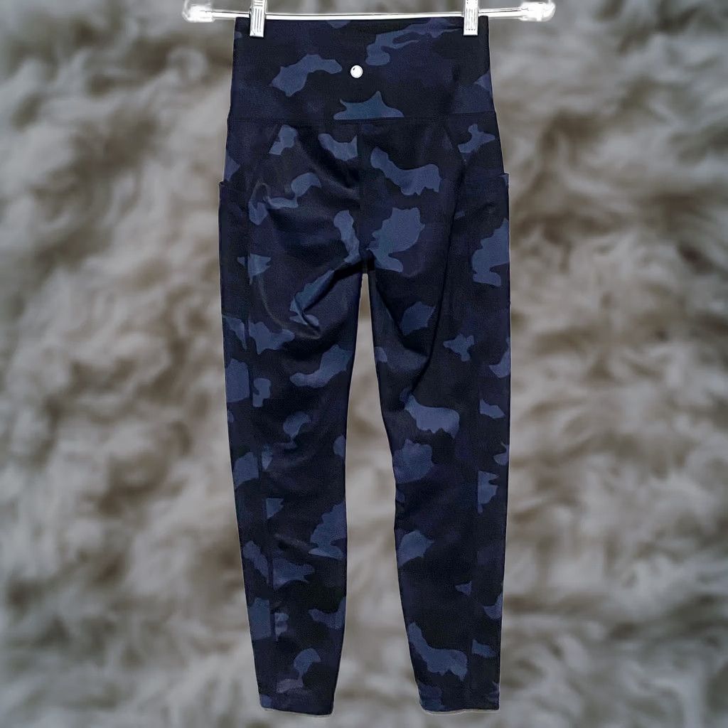 Vintage Yogalicious Lux Side Pocket 7/8 Ankle Leggings XS Camouflage Athleisure Yoga Gym Women XS Blue Camouflage 7/8 Inseam 24in Size 26" / US 2 / IT 38 - 1 Thumbnail