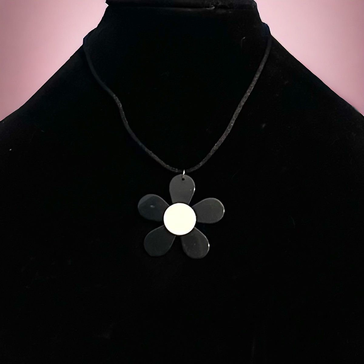 Vintage Vintage black and white daisy lucite pendant necklace Size ONE SIZE - 1 Thumbnail