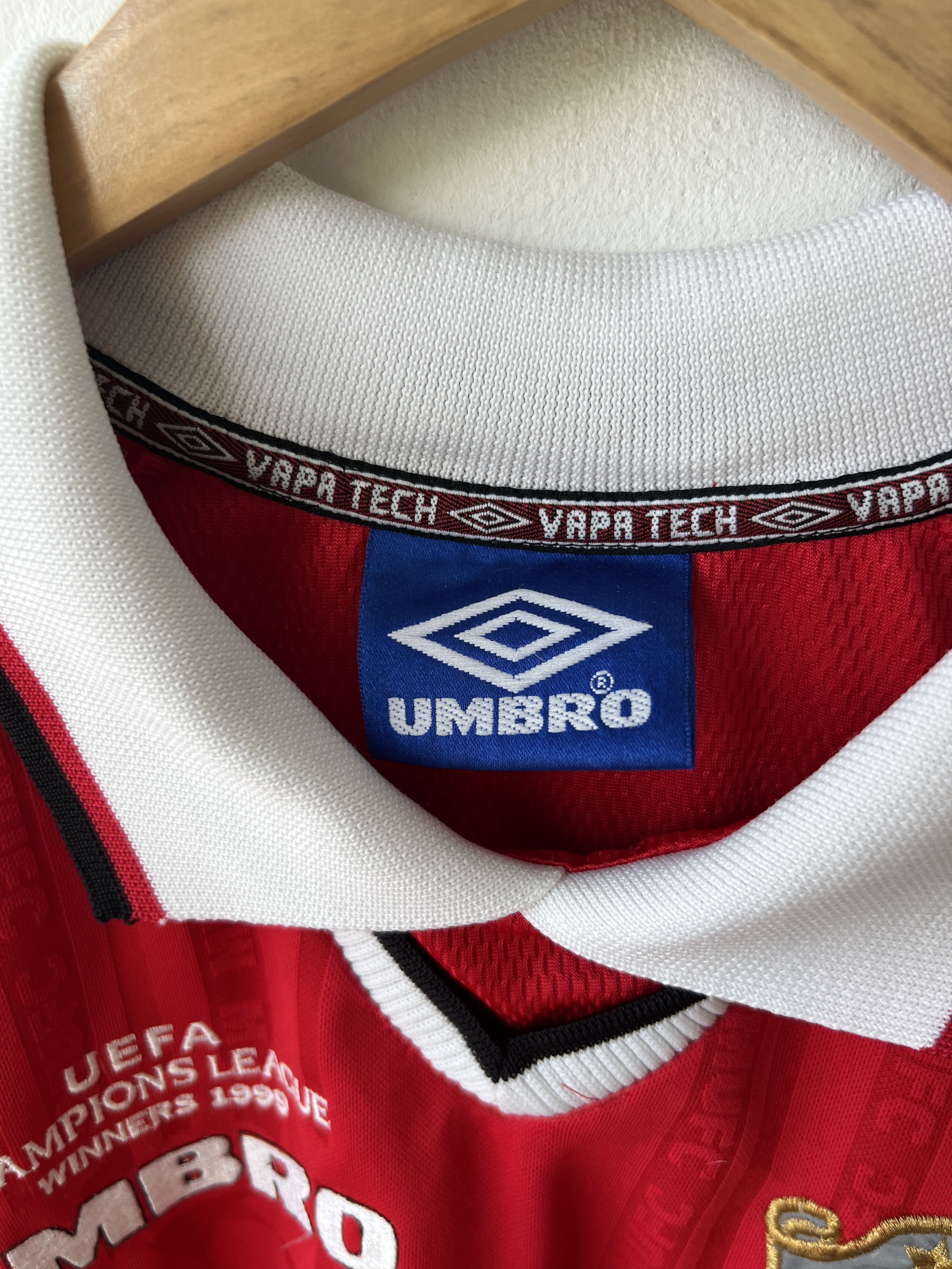 Umbro (L) Manchester United 1999-00 Home CL Winners Kit Beckham #7 Size US L / EU 52-54 / 3 - 3 Thumbnail