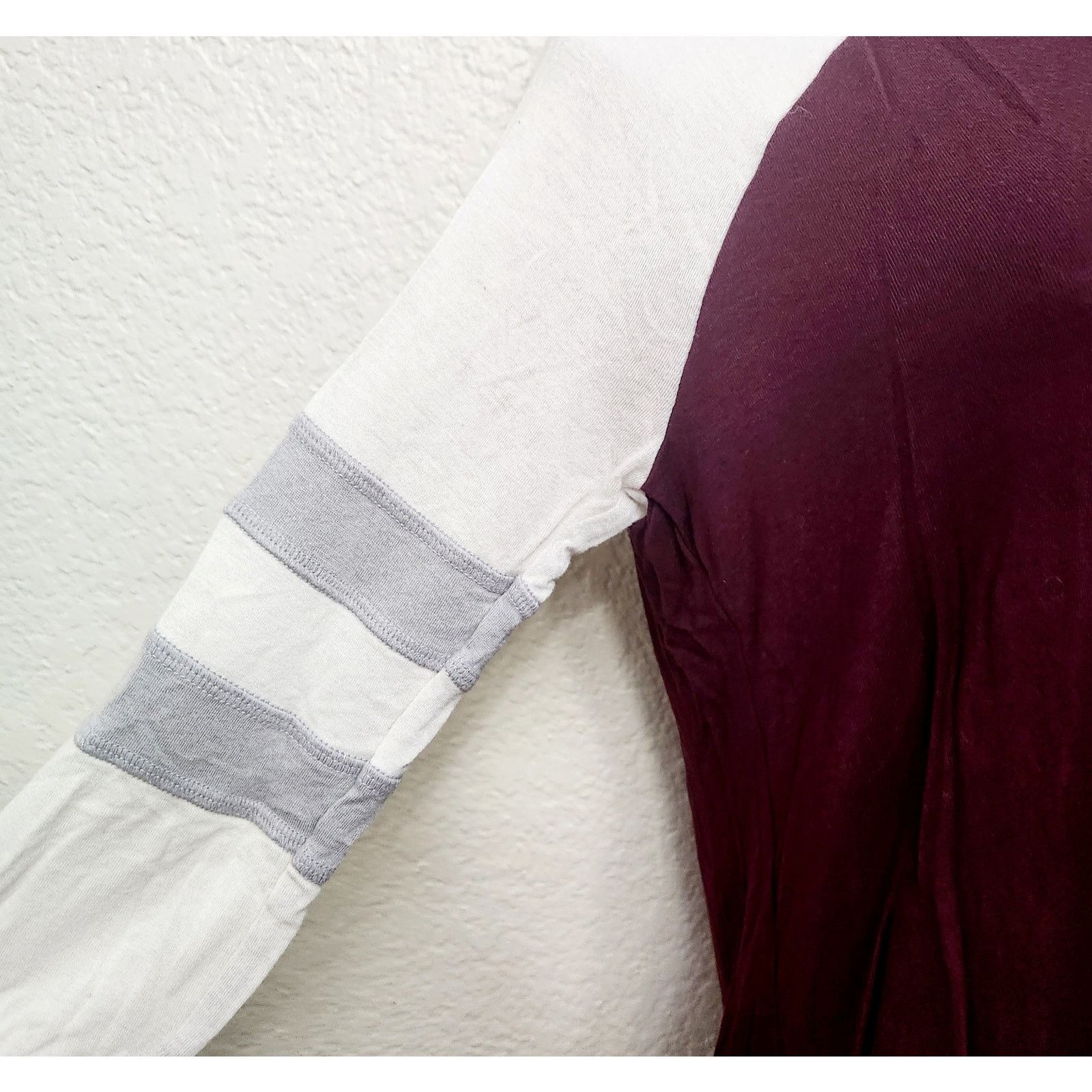 Other Maurices Burgundy White 3/4 Raglan Sleeves Top Small Soft Size S / US 4 / IT 40 - 2 Thumbnail