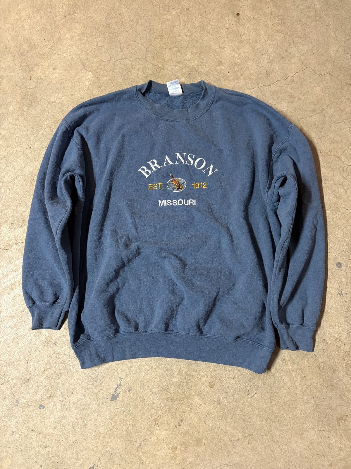 Gildan Vintage 00’s Branson Missouri Crewneck Sweatshirt Light Blue Size US XL / EU 56 / 4 - 1 Thumbnail