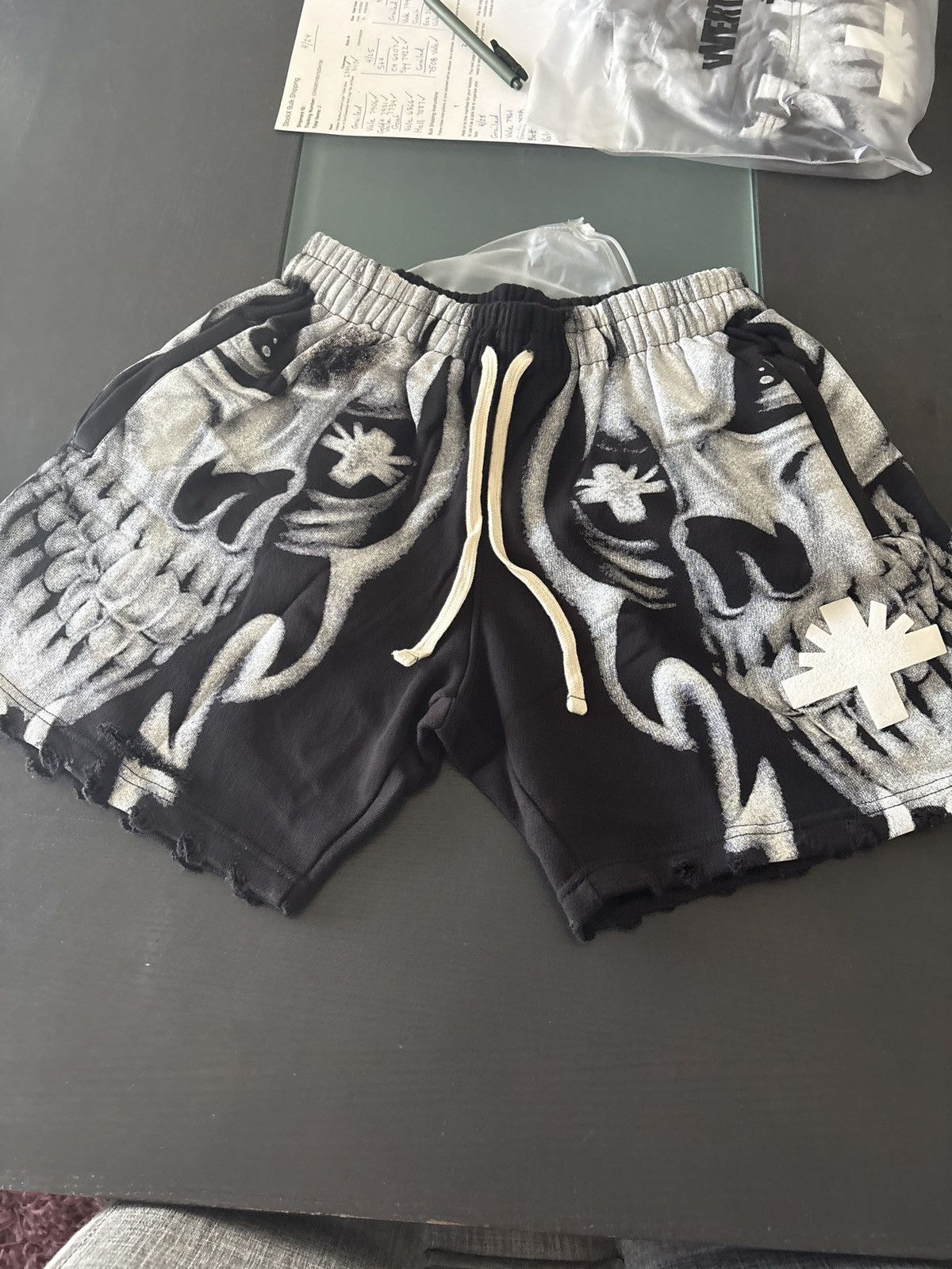 Vertabrae Vertabrea skull shorts Size US 30 / EU 46 - 2 Thumbnail