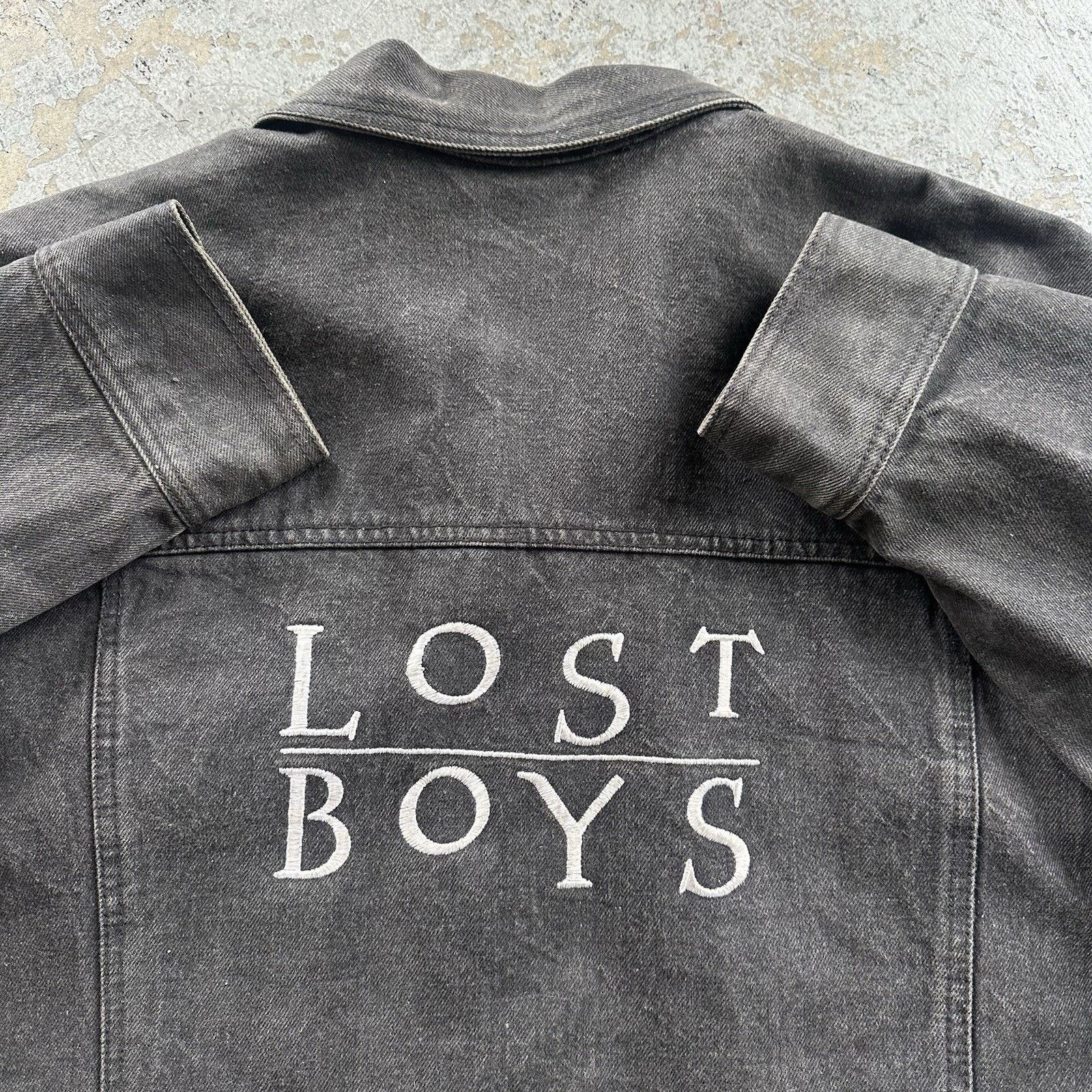 Jeff Hamilton × Vintage Vintage 80s Jeff Hamilton Lost Boys Cast & Crew Denim Jacket Size US XL / EU 56 / 4 - 1 Thumbnail