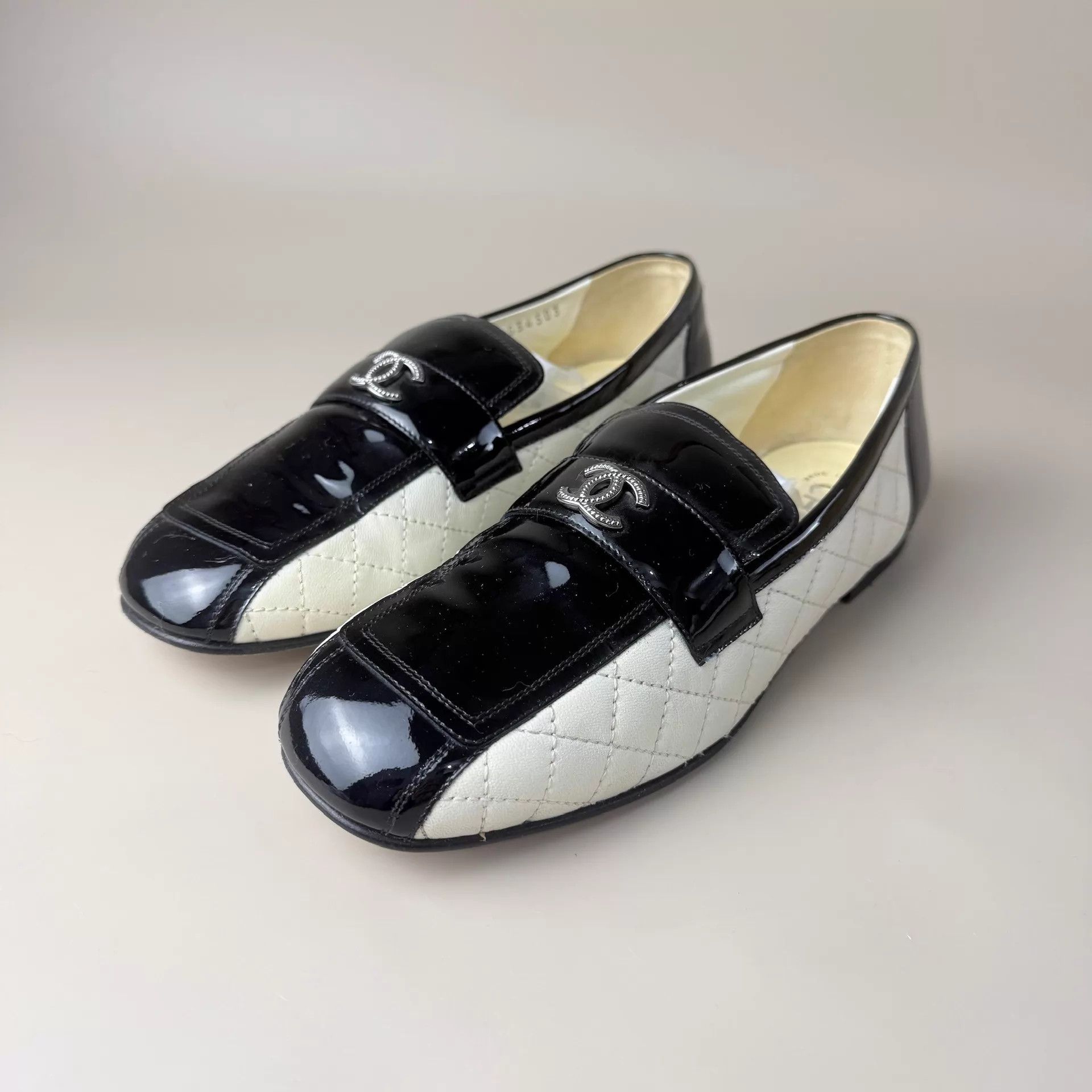 Chanel CHANEL Black & Gold CC Quilted Pumps 36.5 99New Size US 6 / IT 36 - 1 Thumbnail