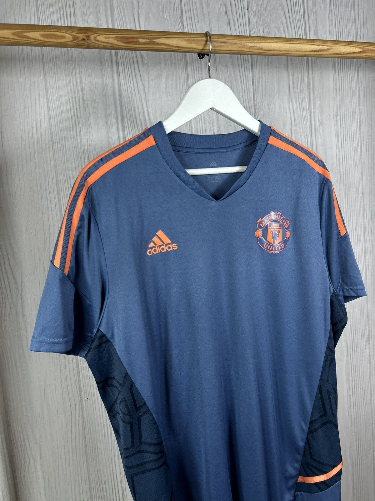 Adidas MANCHESTER UNITED 2022/2023 TRAINING JERSEY ADIDAS SIZE L Size US XL / EU 56 / 4 - 2 Thumbnail