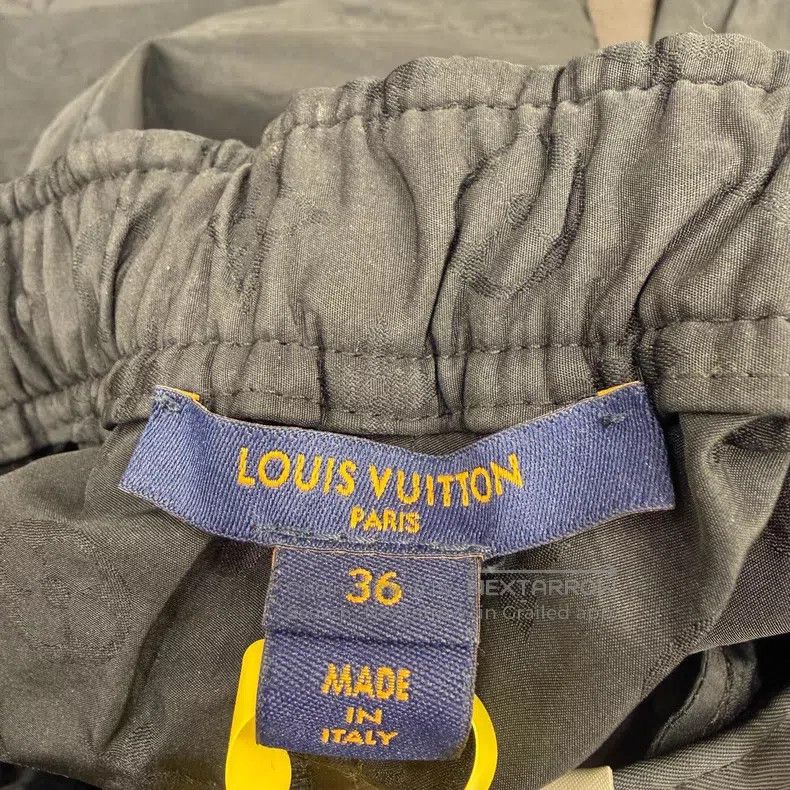 Louis Vuitton Louis Vuitton Black dark-print full-print assault cropped Size US 36 / EU 52 - 6 Thumbnail