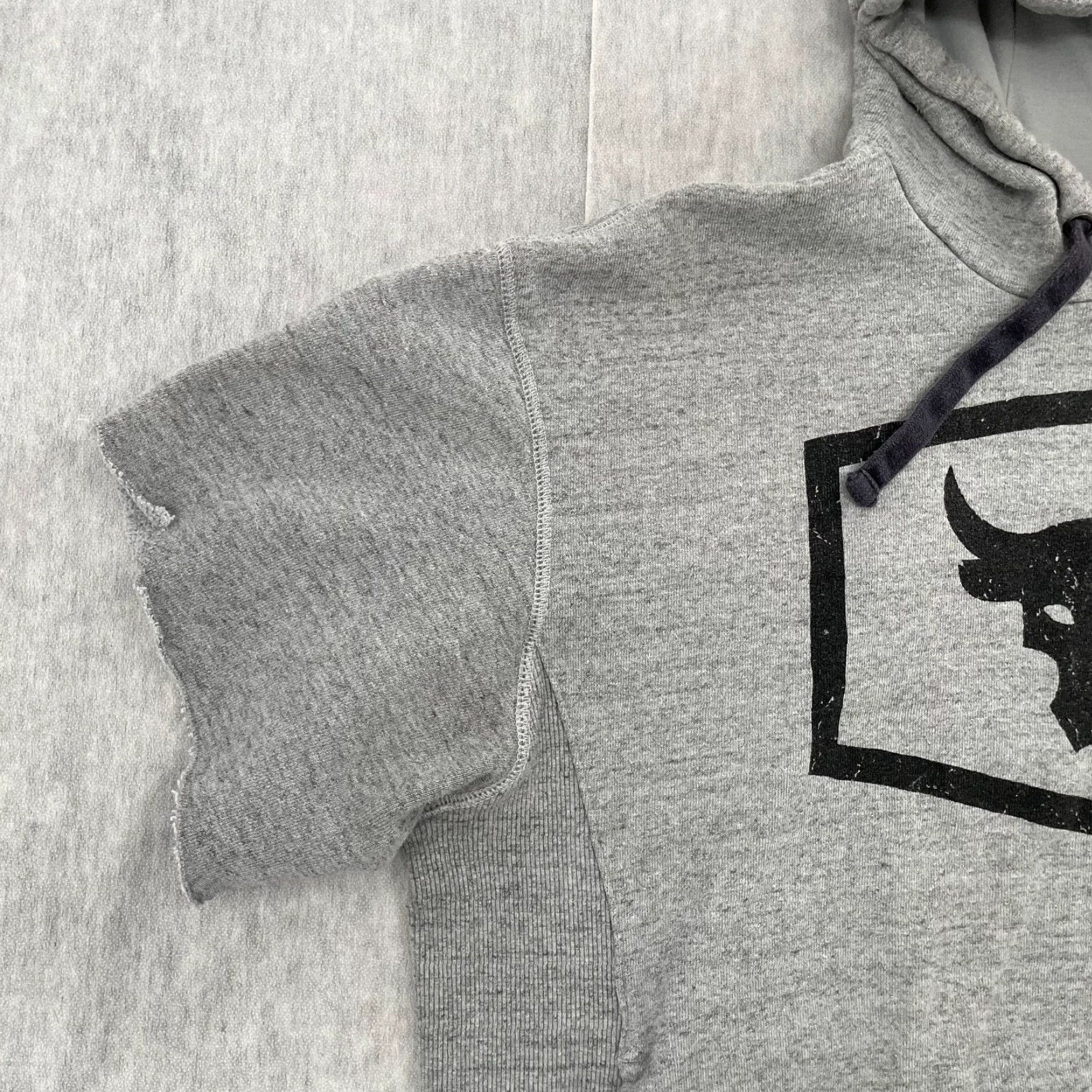 Under Armour VINTAGE Under Armour Project Rock Hoodie Pullover Men Large Sleeveless Gray Graphic Logo Athletic Activewear Size US L / EU 52-54 / 3 - 6 Thumbnail
