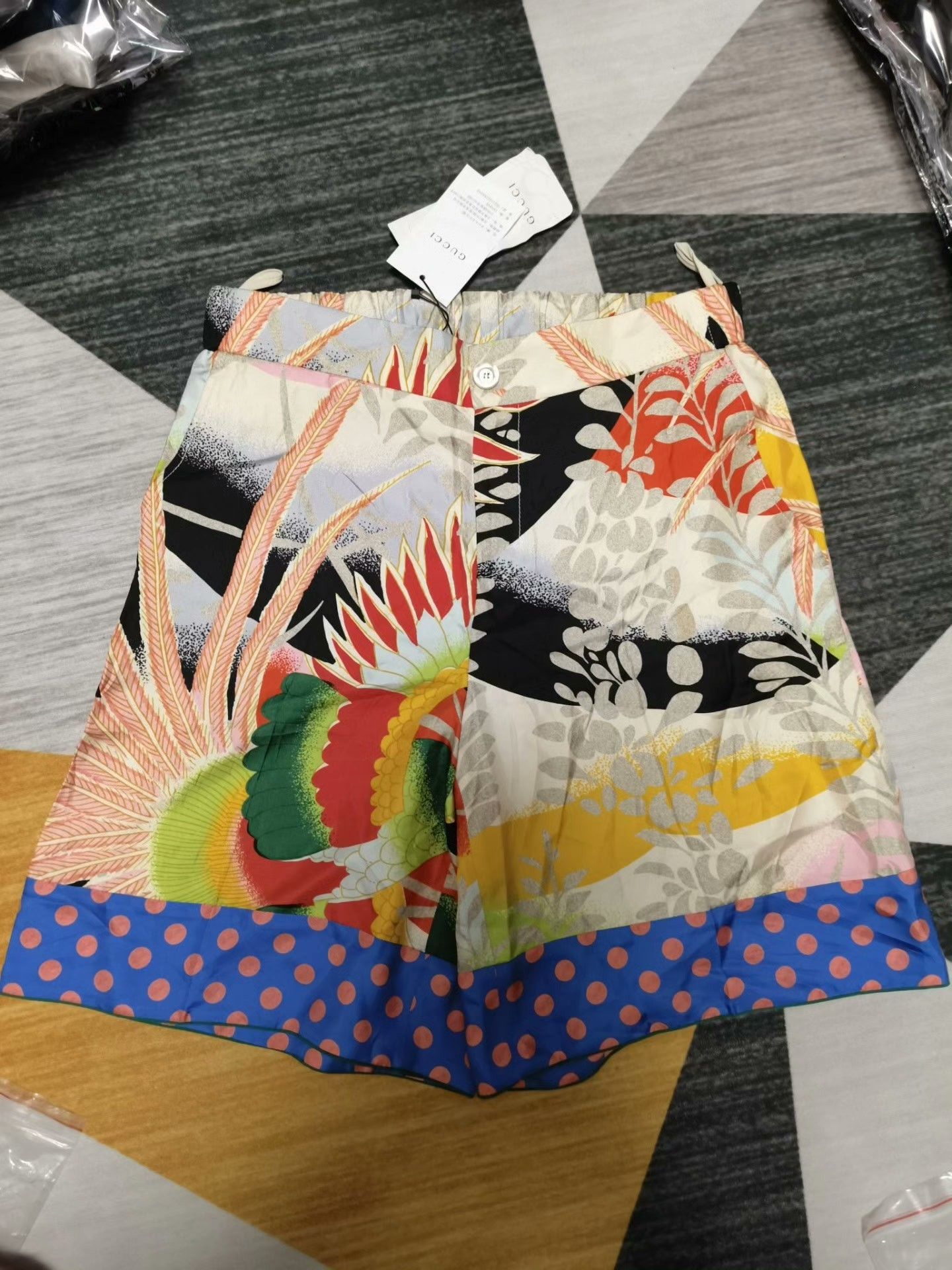Gucci Gucci Women's Silk Shorts Size 40" / US 18 - 1 Thumbnail