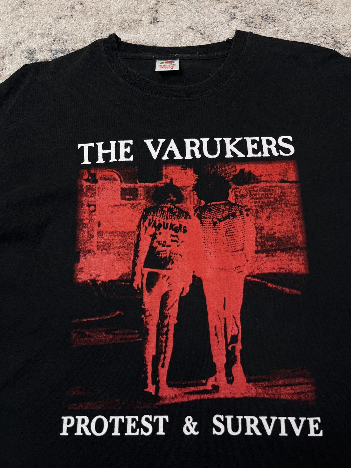 Band Tees 2000s THE VARUKERS PROTEST & SURVIVE RARE VINTAGE TEE - 762 Size US L / EU 52-54 / 3 - 2 Thumbnail