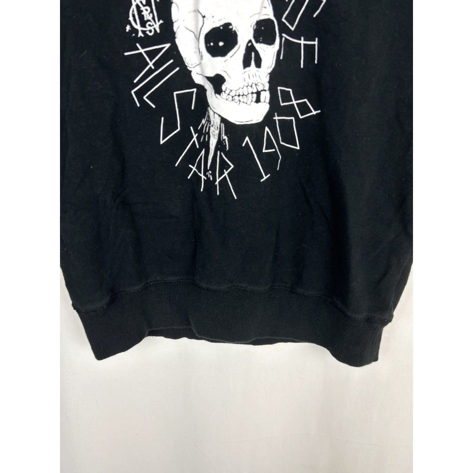 Converse Converse Mens Medium Black Pullover Sweatshirt Skull Dagger Black White Crewneck Size US M / EU 48-50 / 2 - 5 Thumbnail