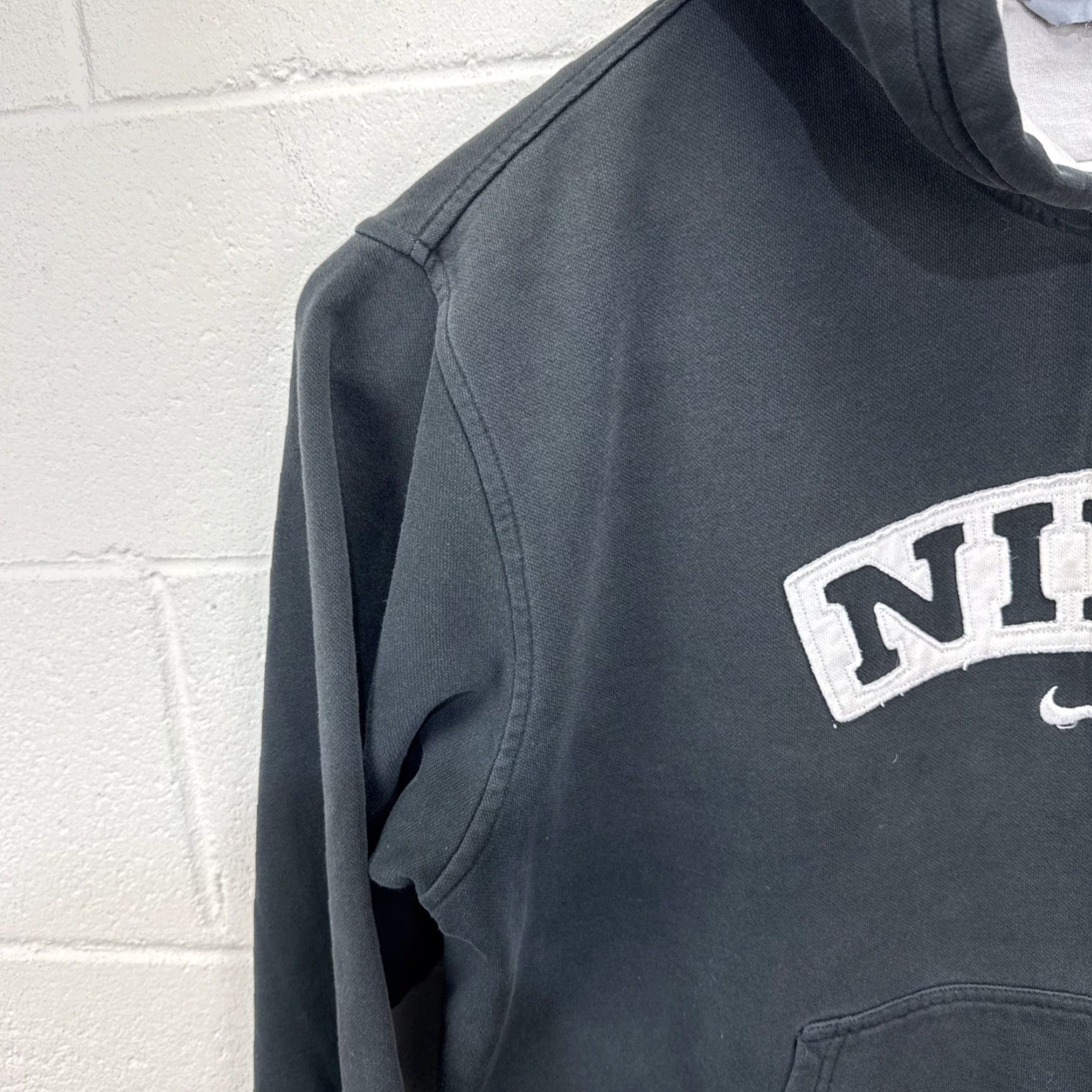 Nike VINTAGE Nike Sweatshirt Mens L Black Center Swoosh Hoodie Pullover Size US L / EU 52-54 / 3 - 4 Thumbnail