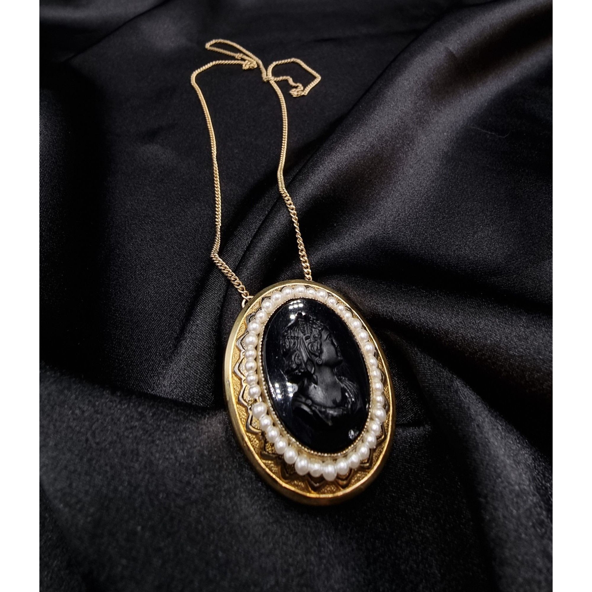 Vintage Vintage 1950s-1960s Gold Black Cameo Necklace With Black Res Size ONE SIZE - 2 Thumbnail