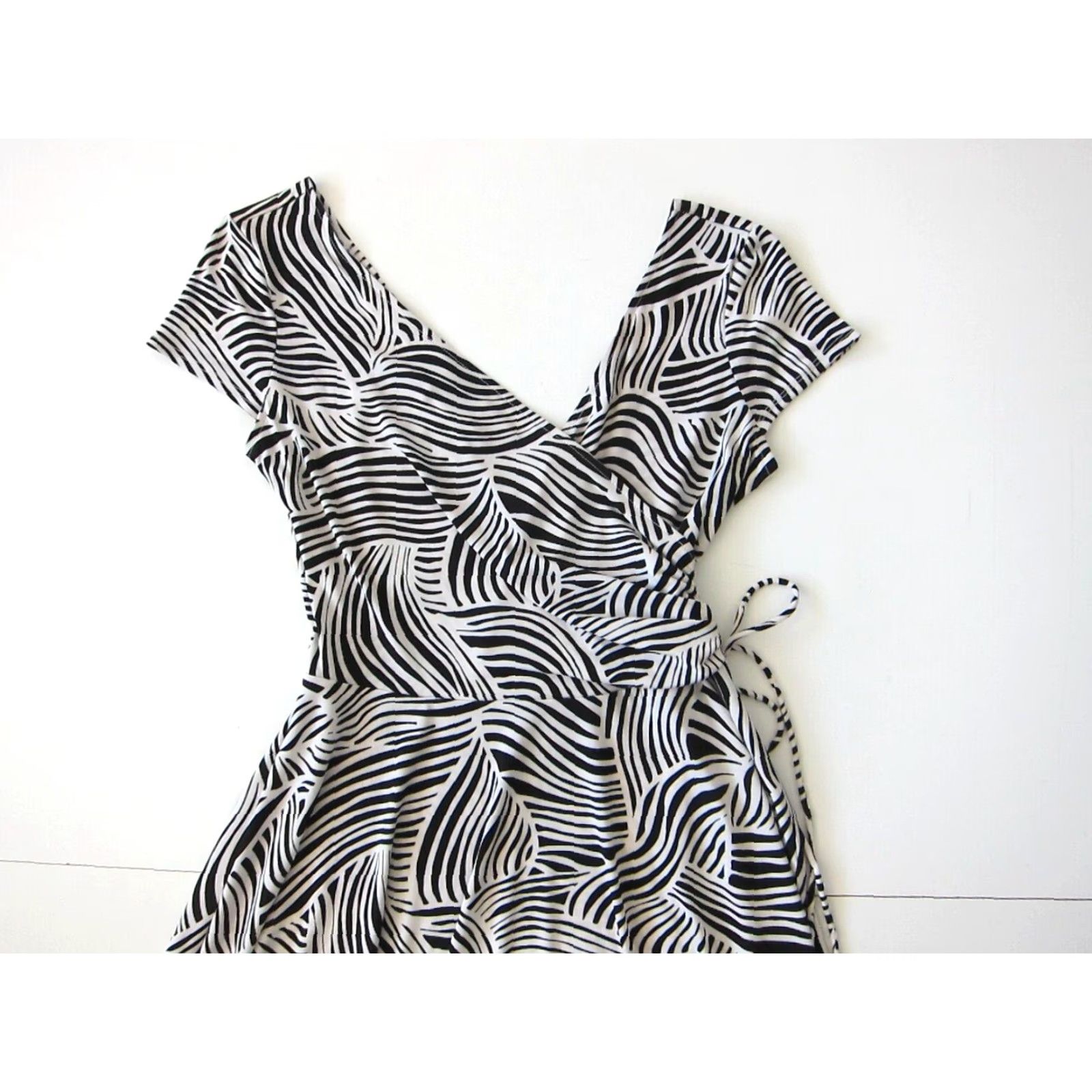 Vintage Maggy L Black White Abstract Stretch V-Neck Ruched Short Sleeve Empire Dress 8 Size 30" / US 8 / IT 44 - 6 Thumbnail