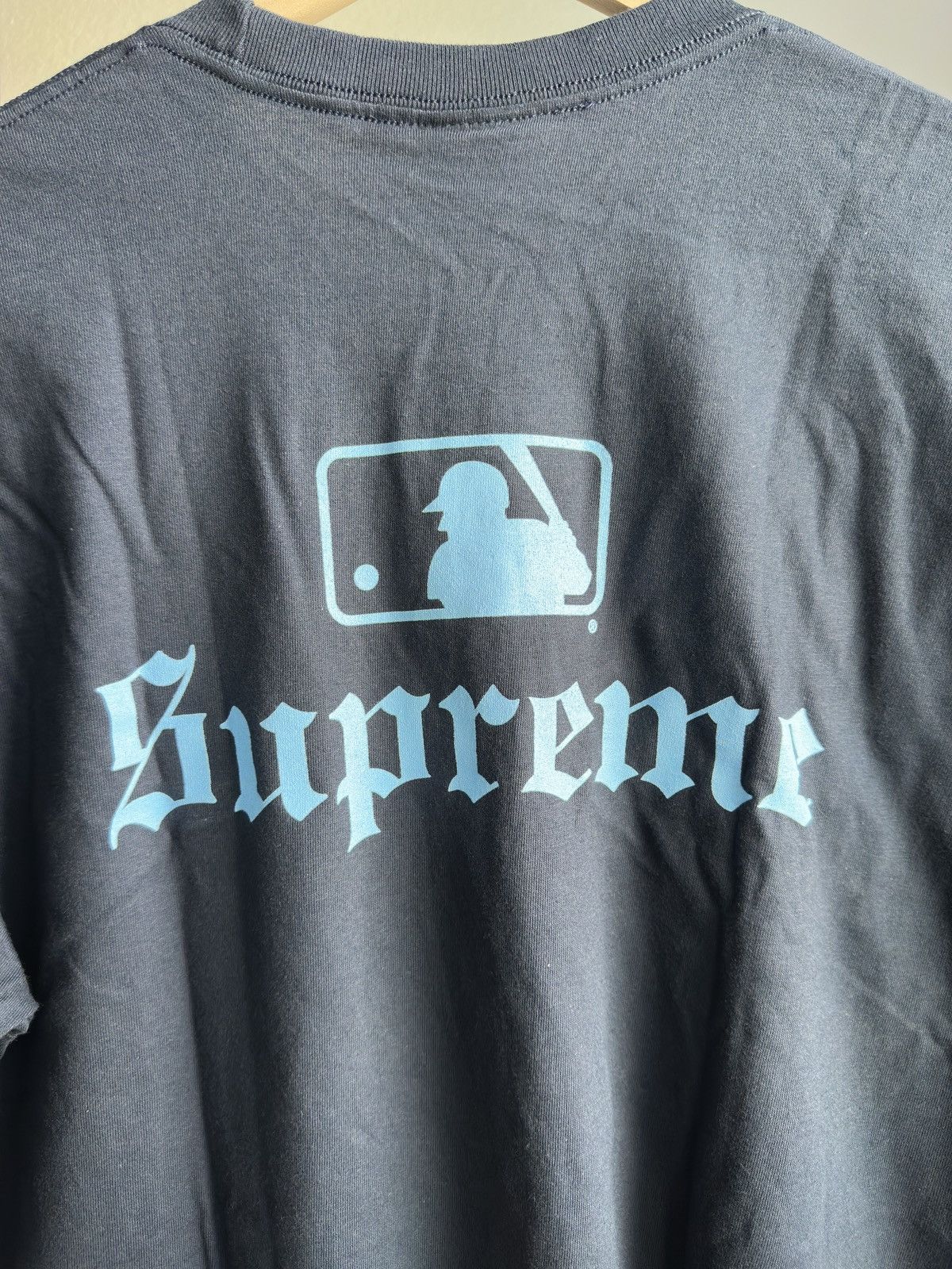 MLB × Supreme Supreme x MLB New York Yankees Tee Navy Blue Size US L / EU 52-54 / 3 - 6 Thumbnail