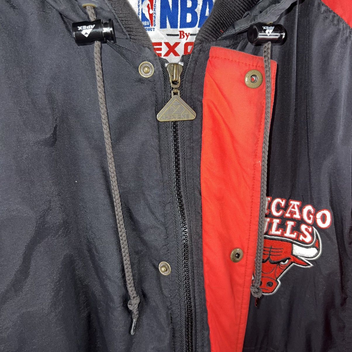 Apex One VINTAGE 90s APEX ONE NBA CHICAGO BULLS LOGO PUFFER JACKET Size US L / EU 52-54 / 3 - 4 Thumbnail