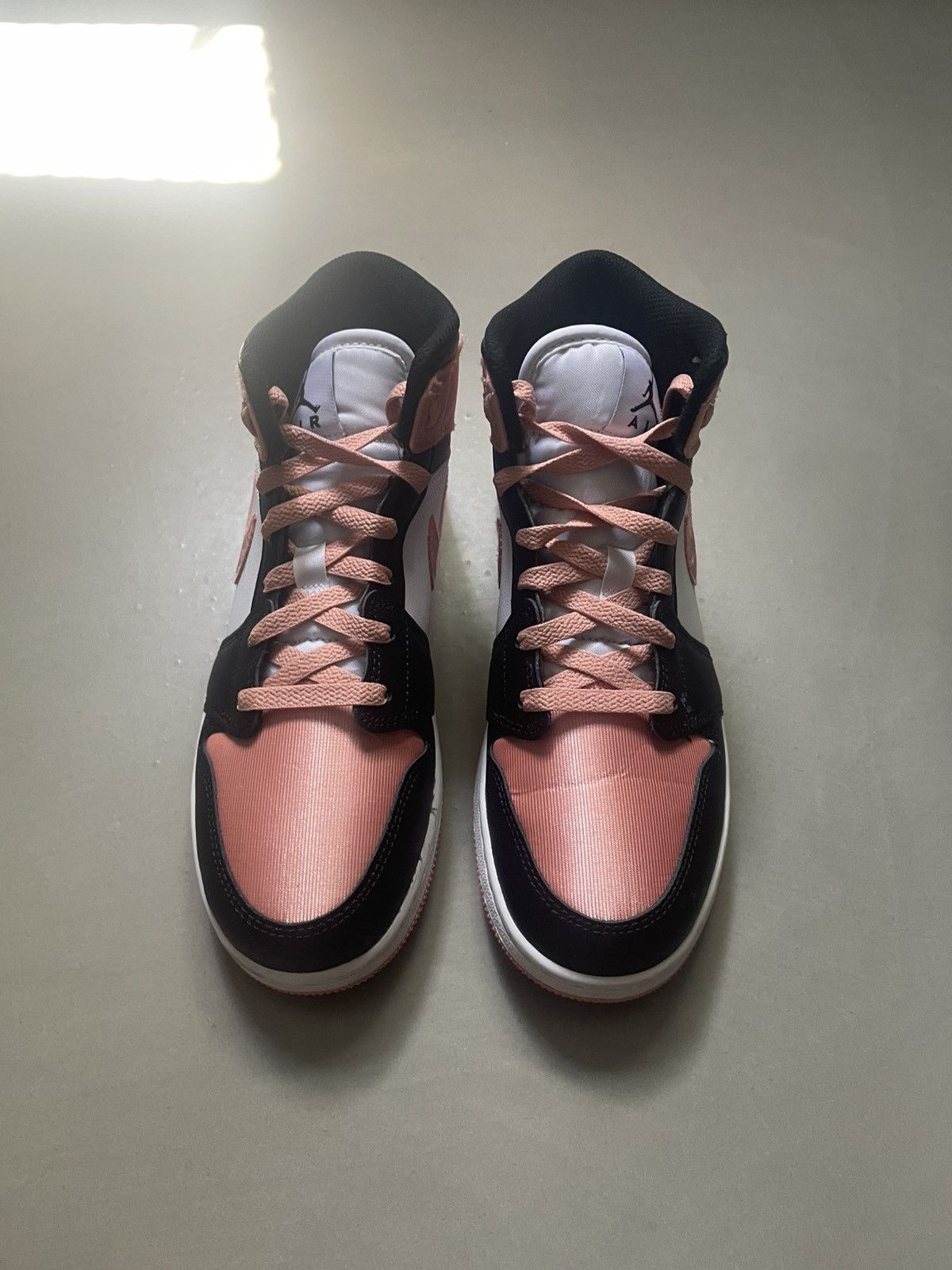 Jordan Brand Air Jordan 1 Mid GS White Light Madder Root size 6.5 Size US 6.5 / EU 39-40 - 3 Thumbnail