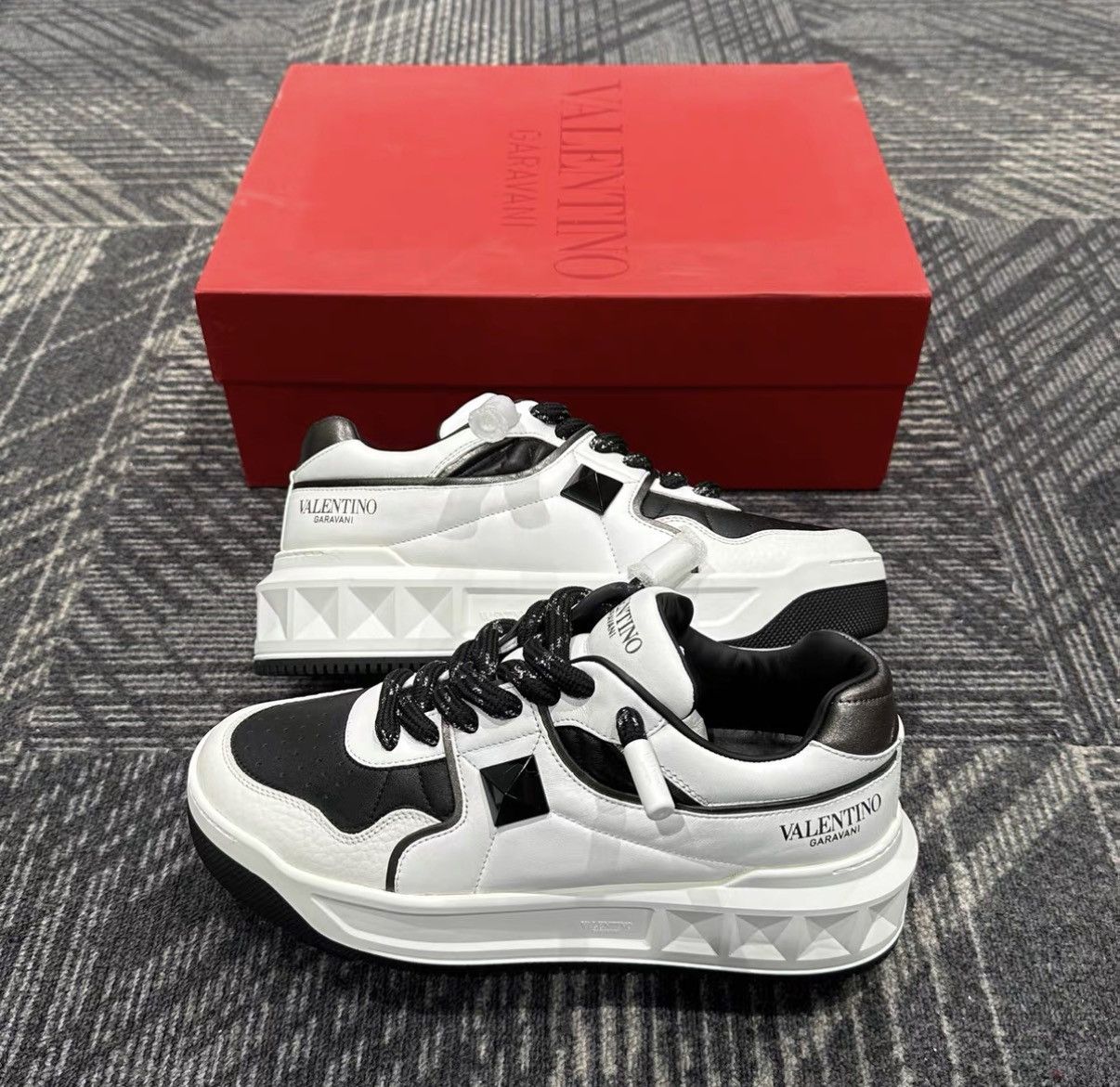 Valentino Valentino One Stud Leather Black & White Panda Sneakers J42 Size US 7 / EU 40 - 4 Thumbnail