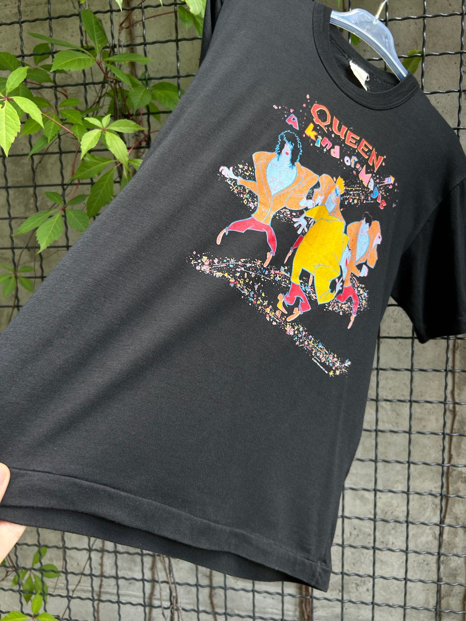 Band Tees Vintage 1986 Queen A Kind Of Magic The Magic Tour T-shirt Size US M / EU 48-50 / 2 - 10 Thumbnail