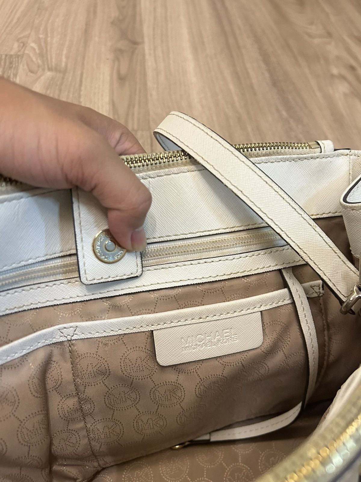 Michael Kors Michael Kors White Saffiano Leather Sutton Medium Satchel Size ONE SIZE - 9 Thumbnail