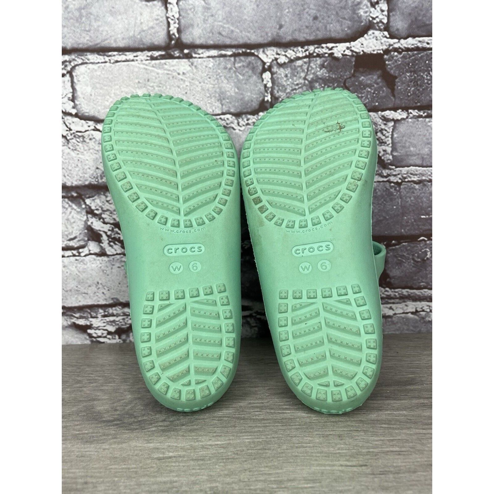 Crocs CROCS Iconic Comfort Green Rubber Slides Light Flats Sandals Size US 6 / IT 36 - 11 Thumbnail