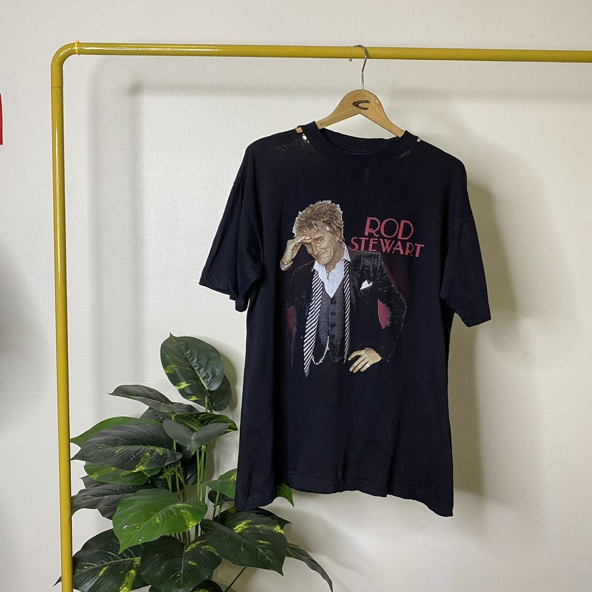 Band Tees × Vintage Vintage 2004 Rod Stewart Tour Distressed Tee Size US L / EU 52-54 / 3 - 1 Thumbnail