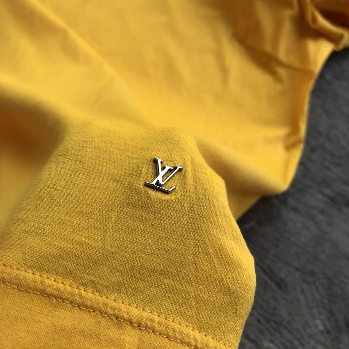 Louis Vuitton Louis Vuitton Small Metal Pendant Shirt Size L / US 10 / IT 46 - 6 Thumbnail