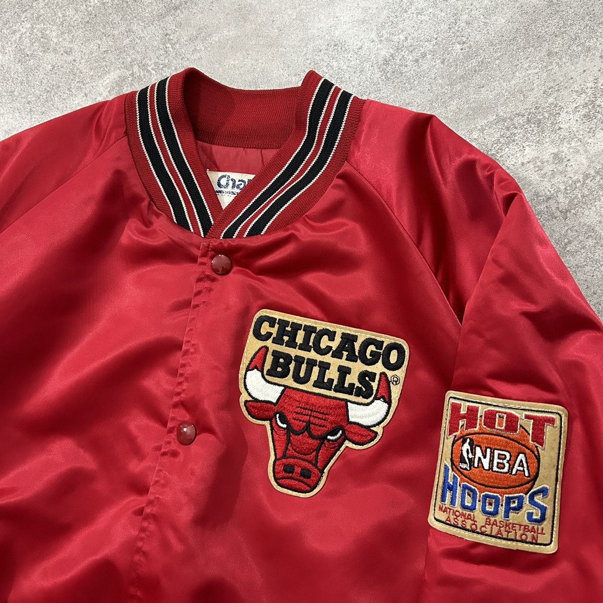 Chalk Line × NBA × Vintage VTG 90s NBA CHICAGO BULLS SATIN BOMBER JACKET SPELL OUT Size US XL / EU 56 / 4 - 3 Thumbnail