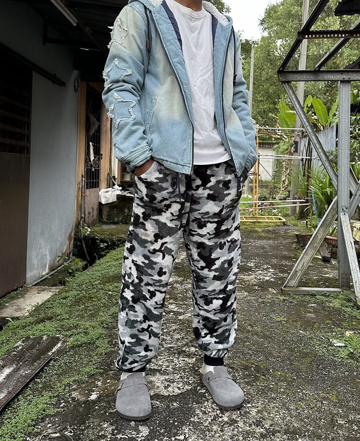 Disney 🐭Disney Mickey Mouse Fleece Camo Jogger Pants Size US 30 / EU 46 - 2 Thumbnail