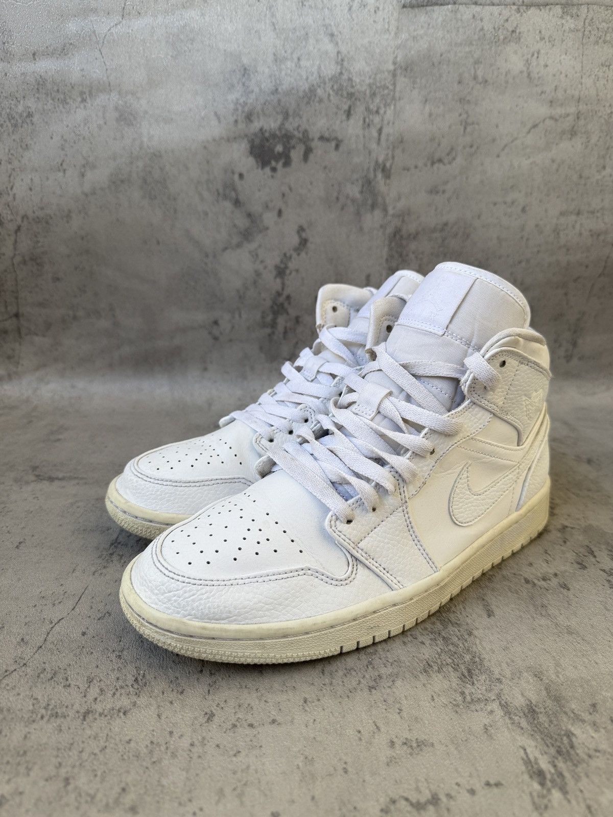 Nike NIKE AIR JORDAN 1 MID TRIPPLE WHITE Size US 8 / EU 41 - 1 Thumbnail