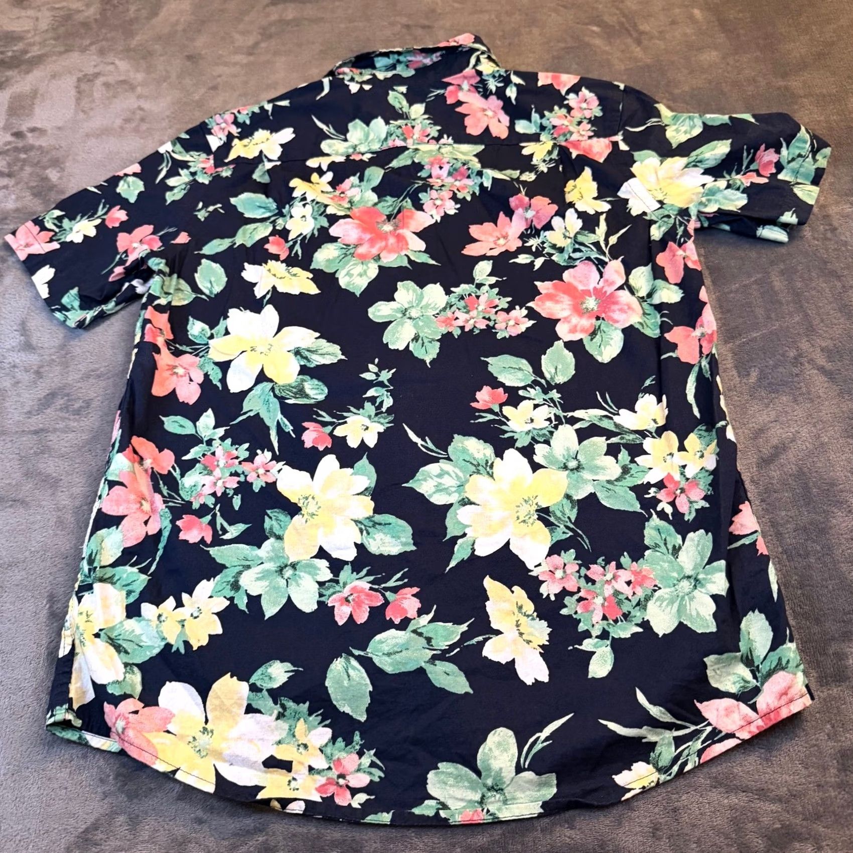 Old Navy Old Navy Button-Up Short Sleeve Floral Print Everyday Shirt Mens Small Black Floral Button-Up Pocketed Shirt Size US S / EU 44-46 / 1 - 4 Thumbnail