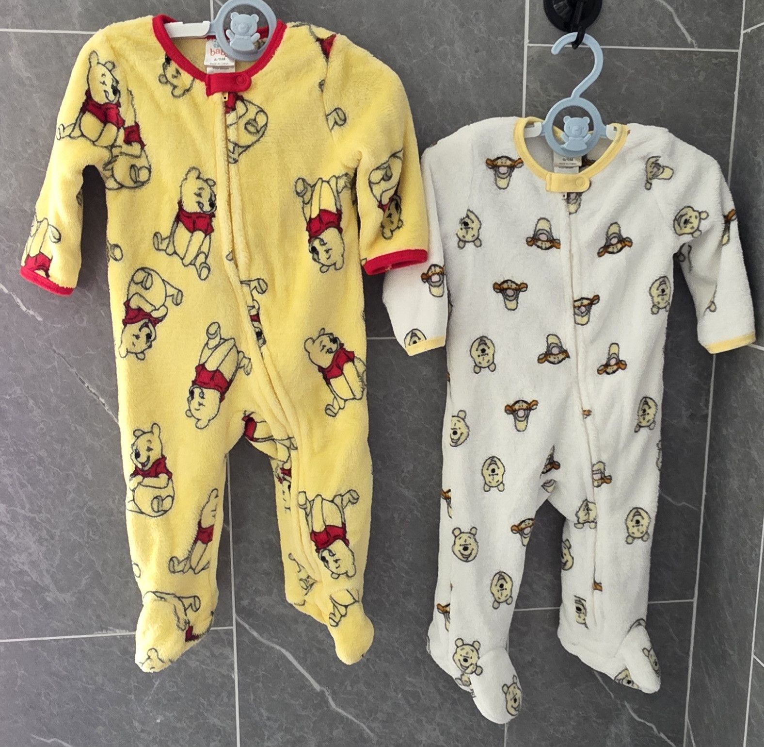 Disney NWOT Disney Baby Pooh Tigger Fleece 2 Footies 6-9 Mo Size XXS / US 00 / IT 34 - 1 Thumbnail