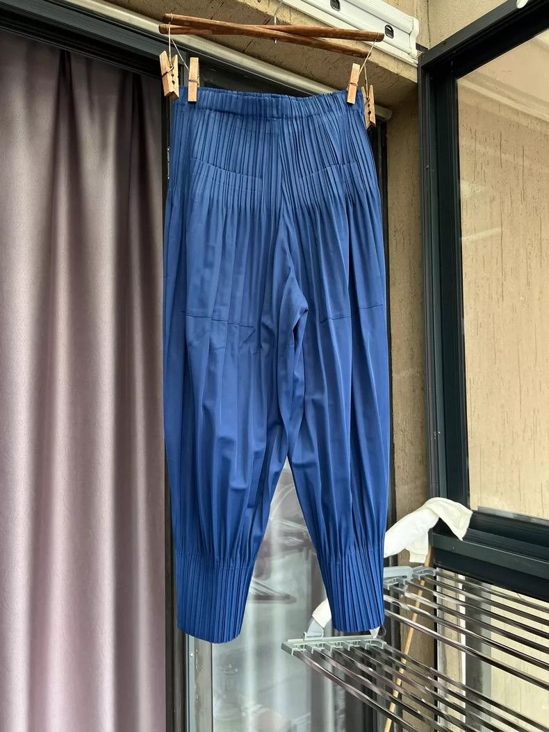Issey Miyake Issey Miyake size:2 Navy blue pleated puff pants Size 23" - 2 Thumbnail