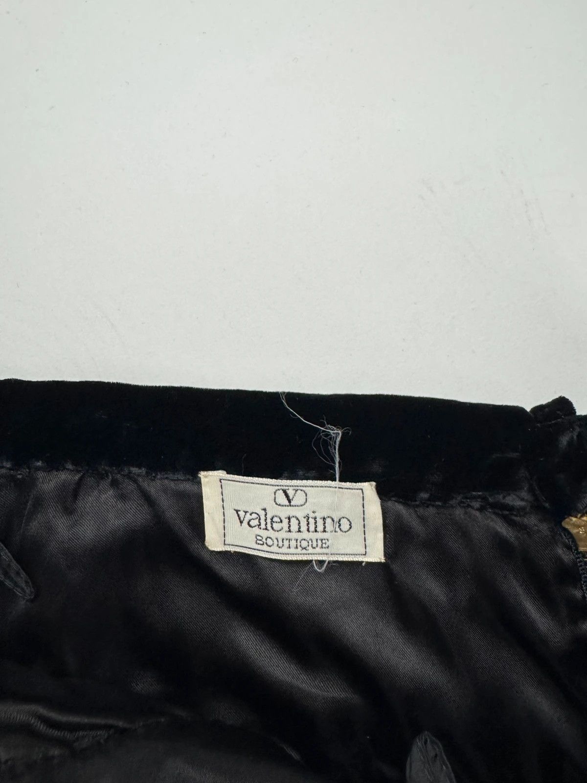 Valentino Midi skirt valentino black soutinqe velvet black elegant Size 28" / US 6 / IT 42 - 2 Thumbnail