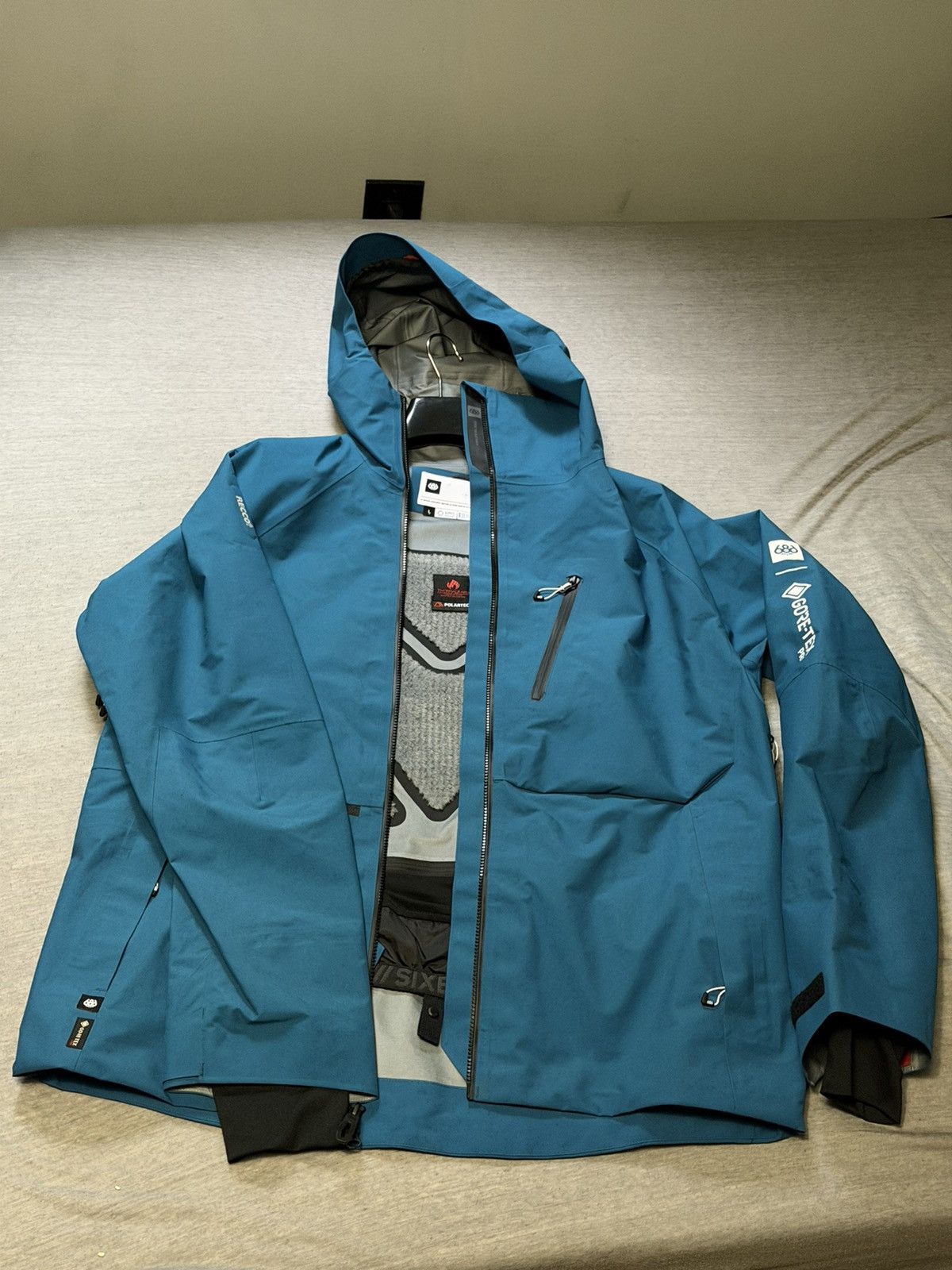 686 686 Gore Tex 3L Thermagraph Hydra Snowboard Jacket (L) Size US L / EU 52-54 / 3 - 2 Thumbnail