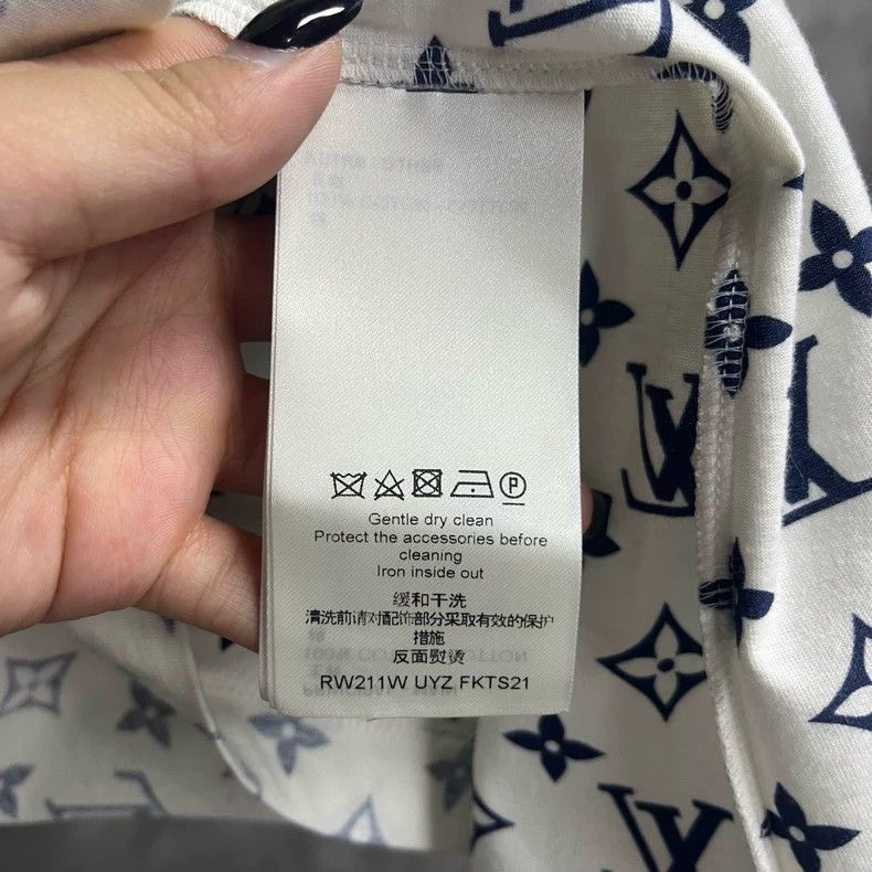 Louis Vuitton Louis Vuitton Short Sleeve TShirt with Logo-2506 Size US M / EU 48-50 / 2 - 3 Thumbnail