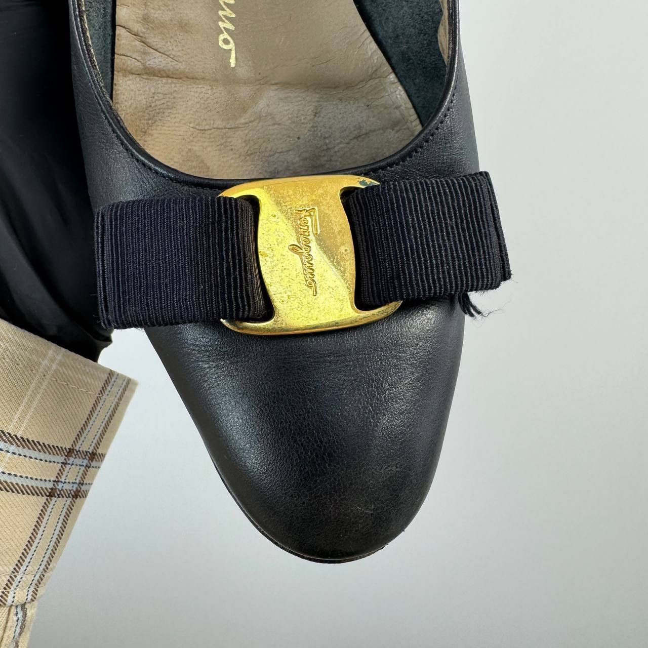 Salvatore Ferragamo Salvatore Ferragamo Boutique Vara Bow Leather Size 7 Size US 7 / IT 37 - 7 Thumbnail