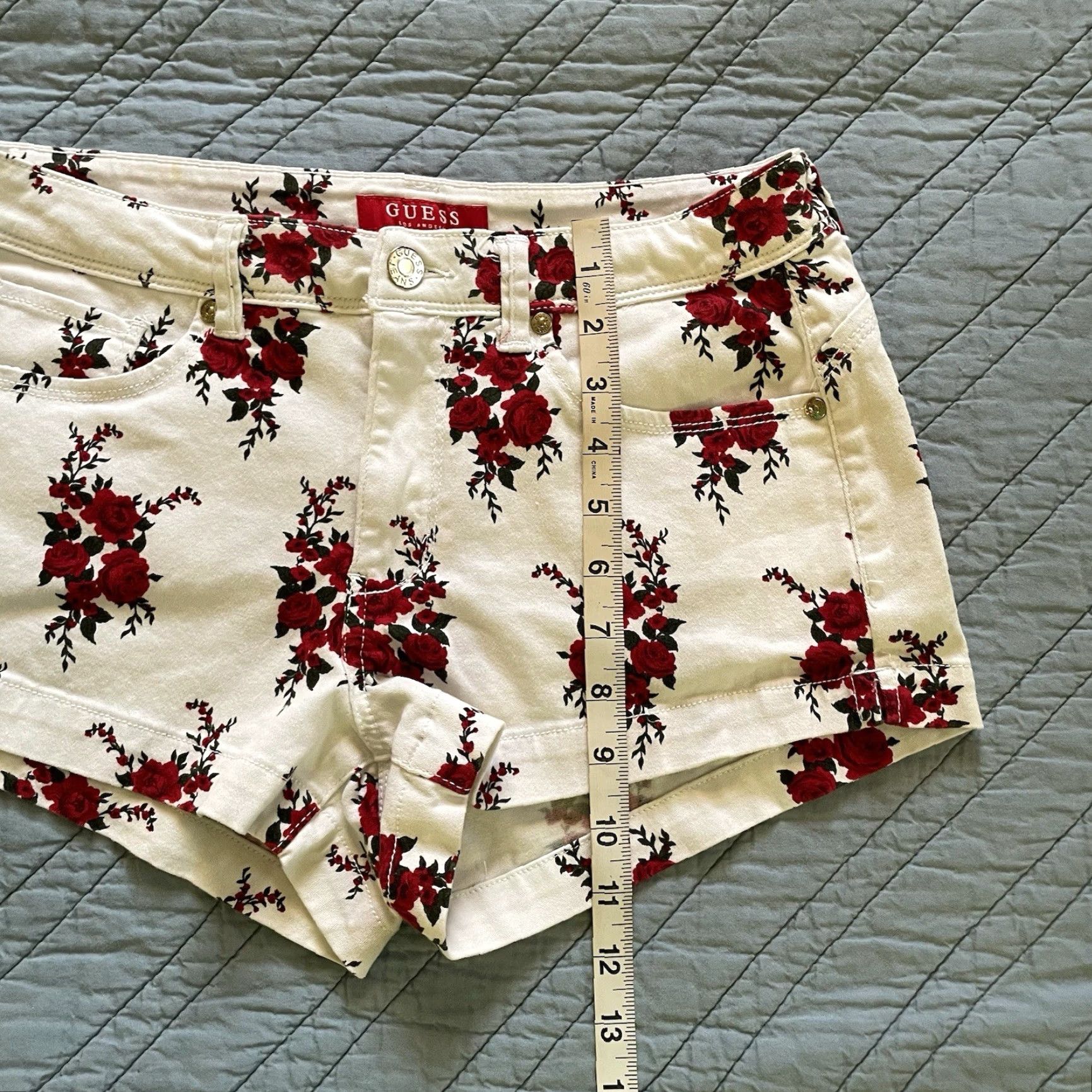 Guess VINTAGE Guess Los Angeles White Denim Red Roses Floral Shorts Stretch Size 27 Cute Size 27" / US 4 / IT 40 - 6 Thumbnail