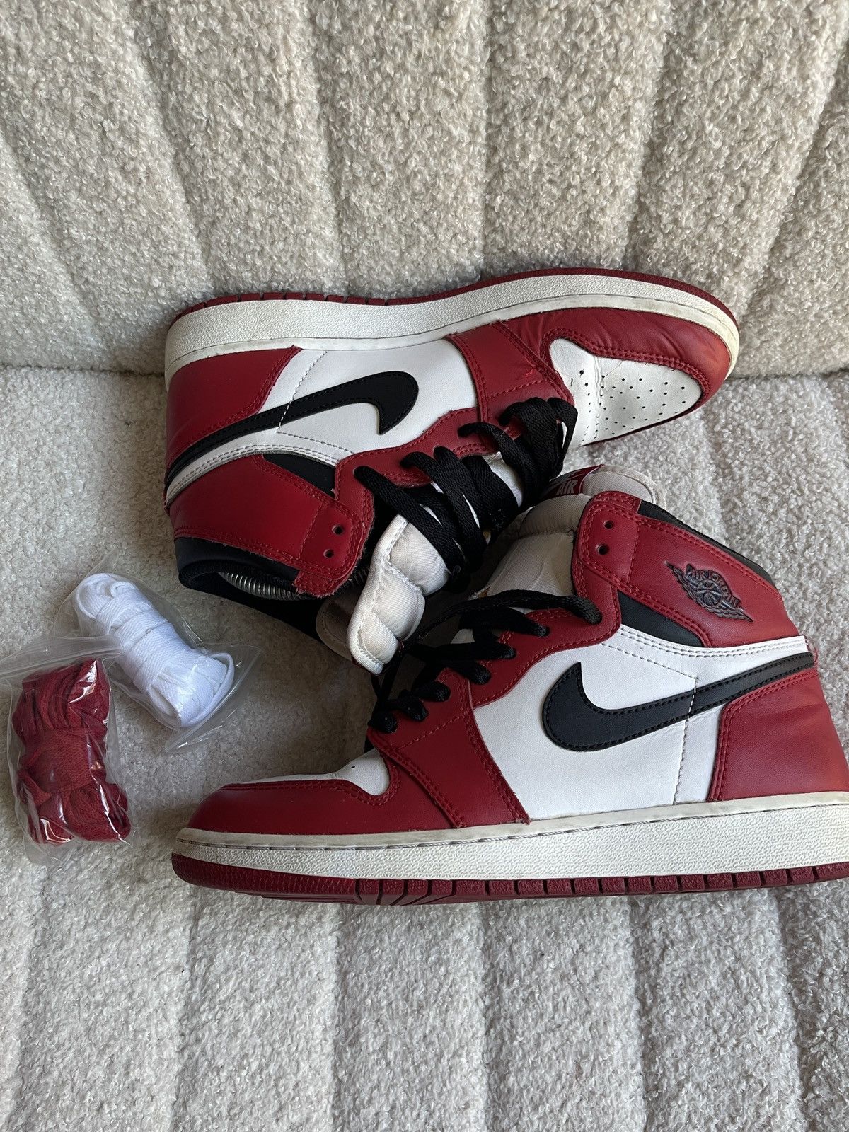 Nike Nike Air Jordan 1 High Chicago (2015) Size US 8 / IT 38 - 10 Thumbnail