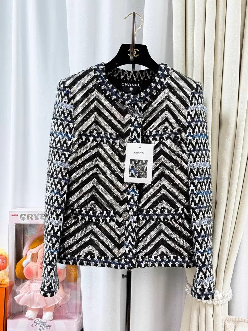 Chanel Chanel Thick tweed full sequin embroidery v-pattern wavy c Size XXS / US 00 / IT 34 - 1 Thumbnail