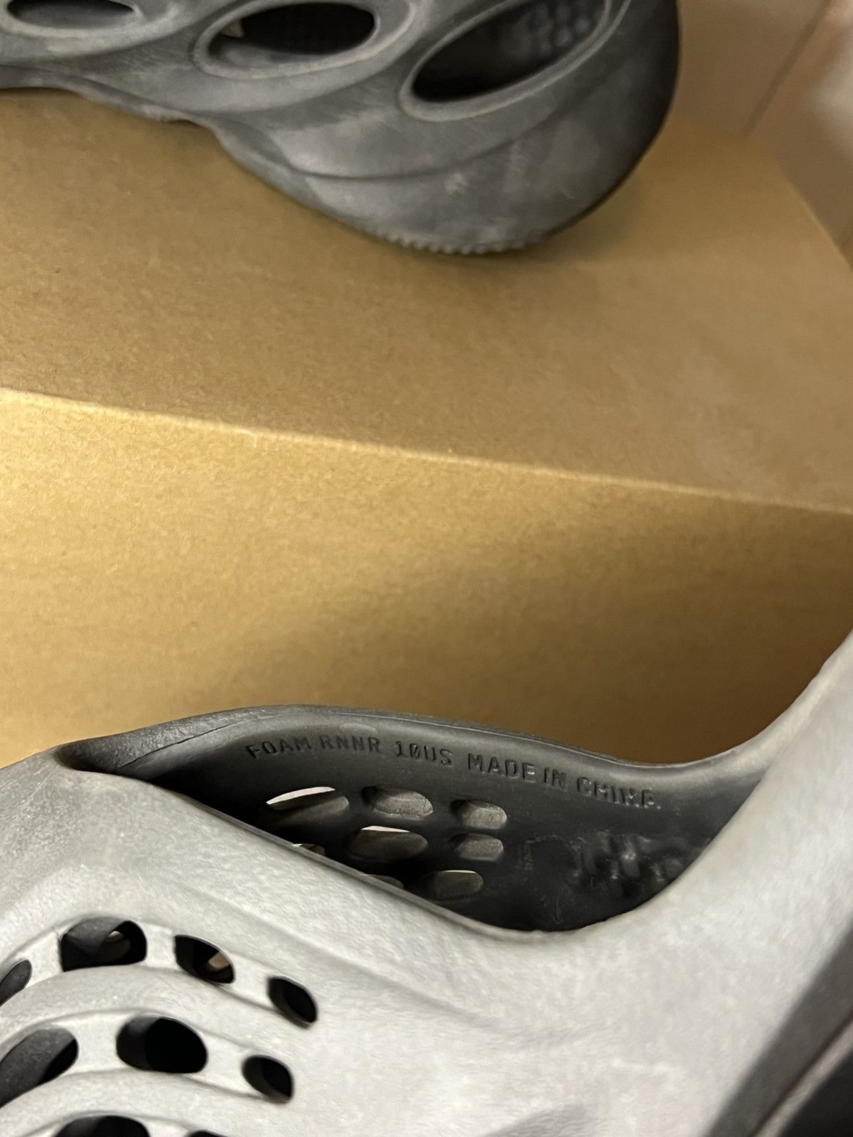 Yeezy ”Carbon” yeezy foam runner Size US 10 / EU 43 - 10 Thumbnail