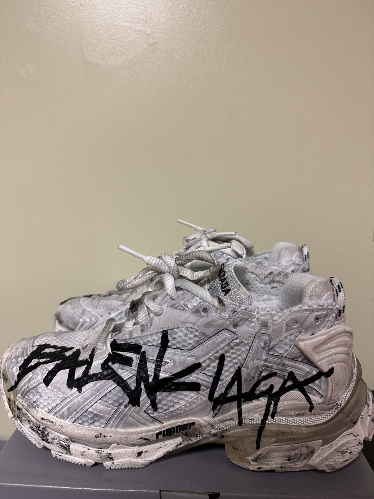 Balenciaga Balenciaga White Graffiti Runner 39 Size US 6 / EU 39 - 2 Thumbnail