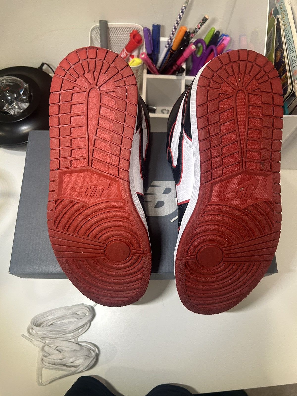 Jordan Brand × Nike Jordan 1 Retro High Bloodline Size 9 Size US 9 / EU 42 - 8 Thumbnail