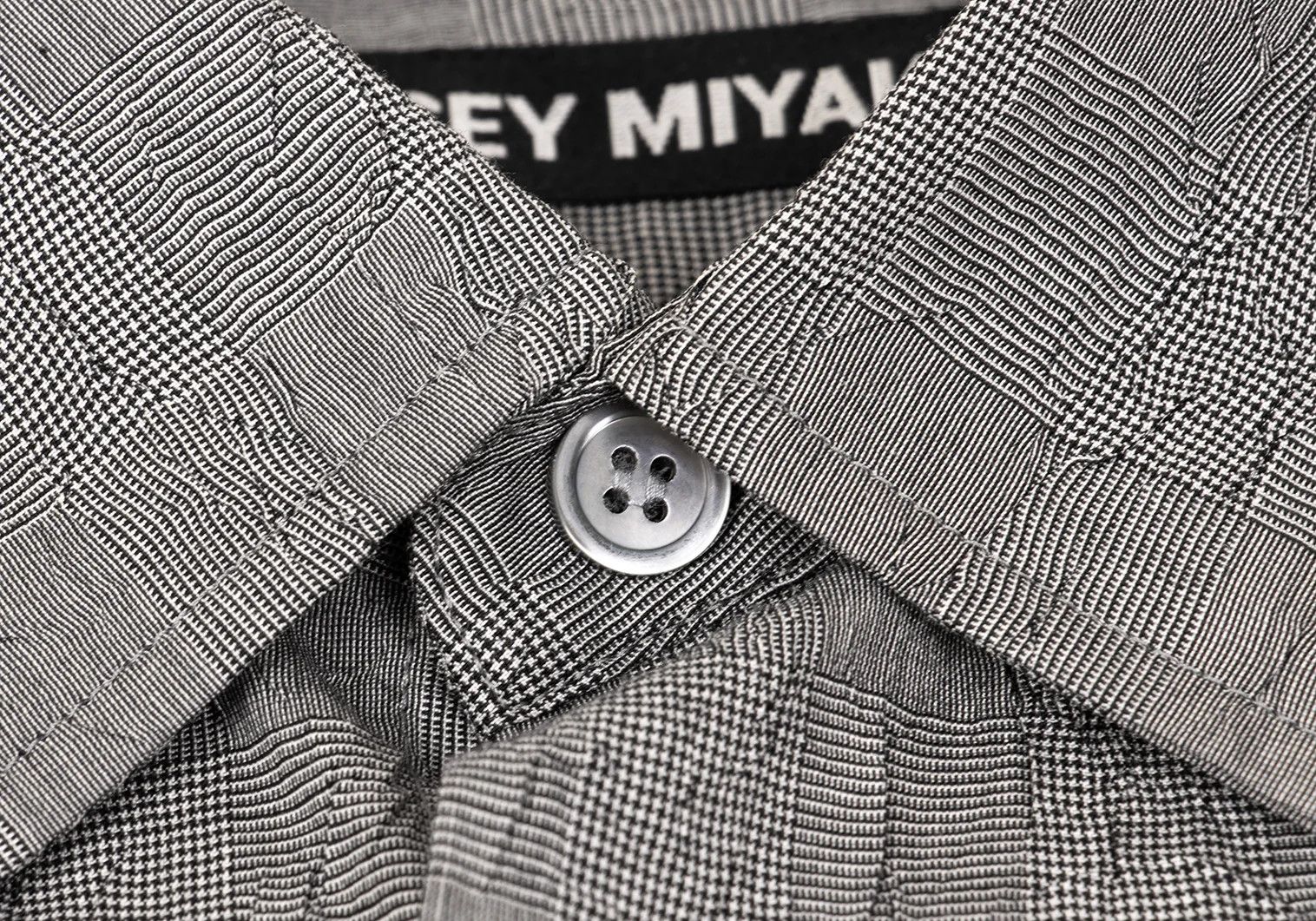 Issey Miyake Gray Glen Check Pleats Shirt for Men Size 4 Size US XL / EU 56 / 4 - 4 Thumbnail