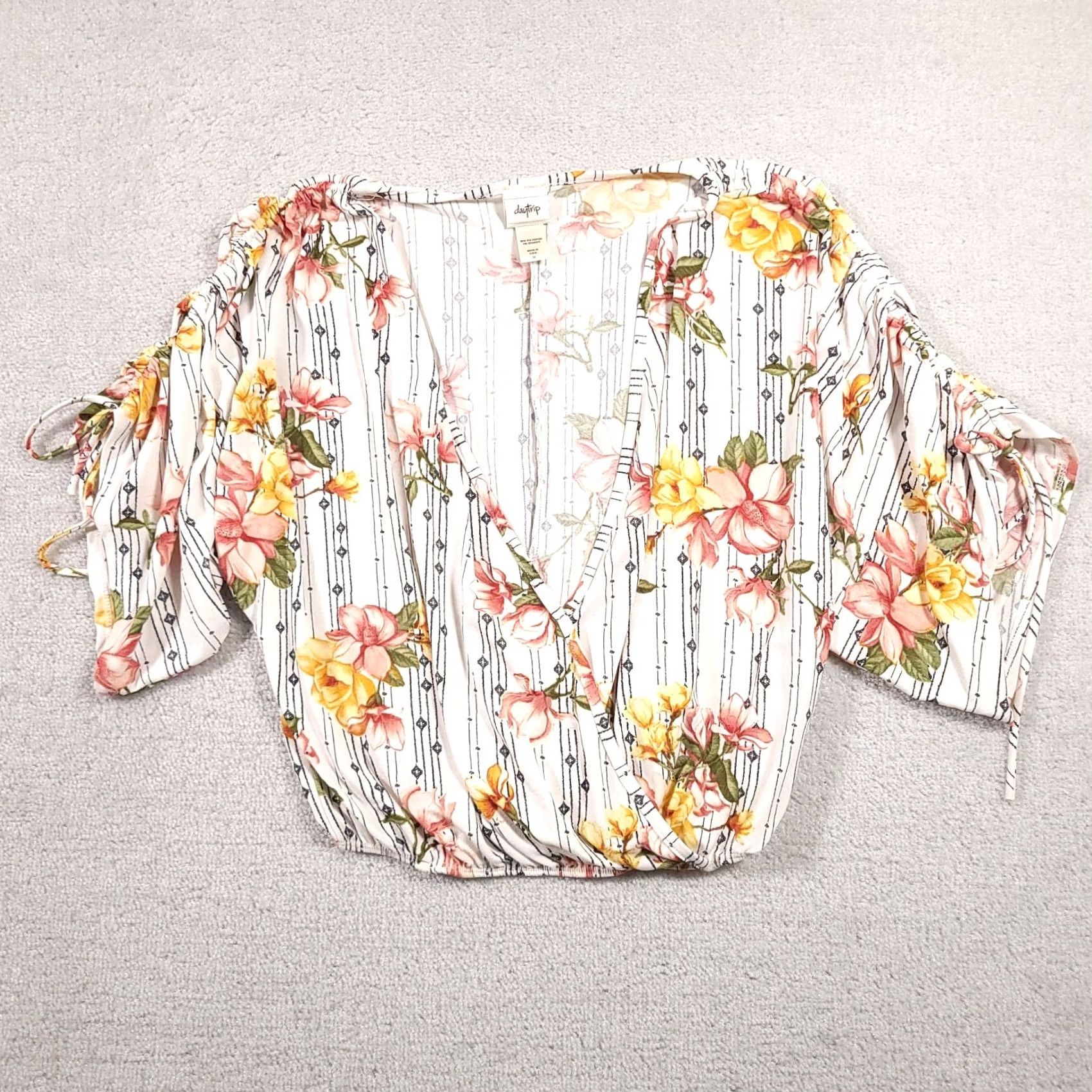 Vintage Daytrip Shirt Women's M Floral Surplice V-Neck Wide Half Sleeve Crop USA Shirt Women Size M / US 6-8 / IT 42-44 - 2 Thumbnail