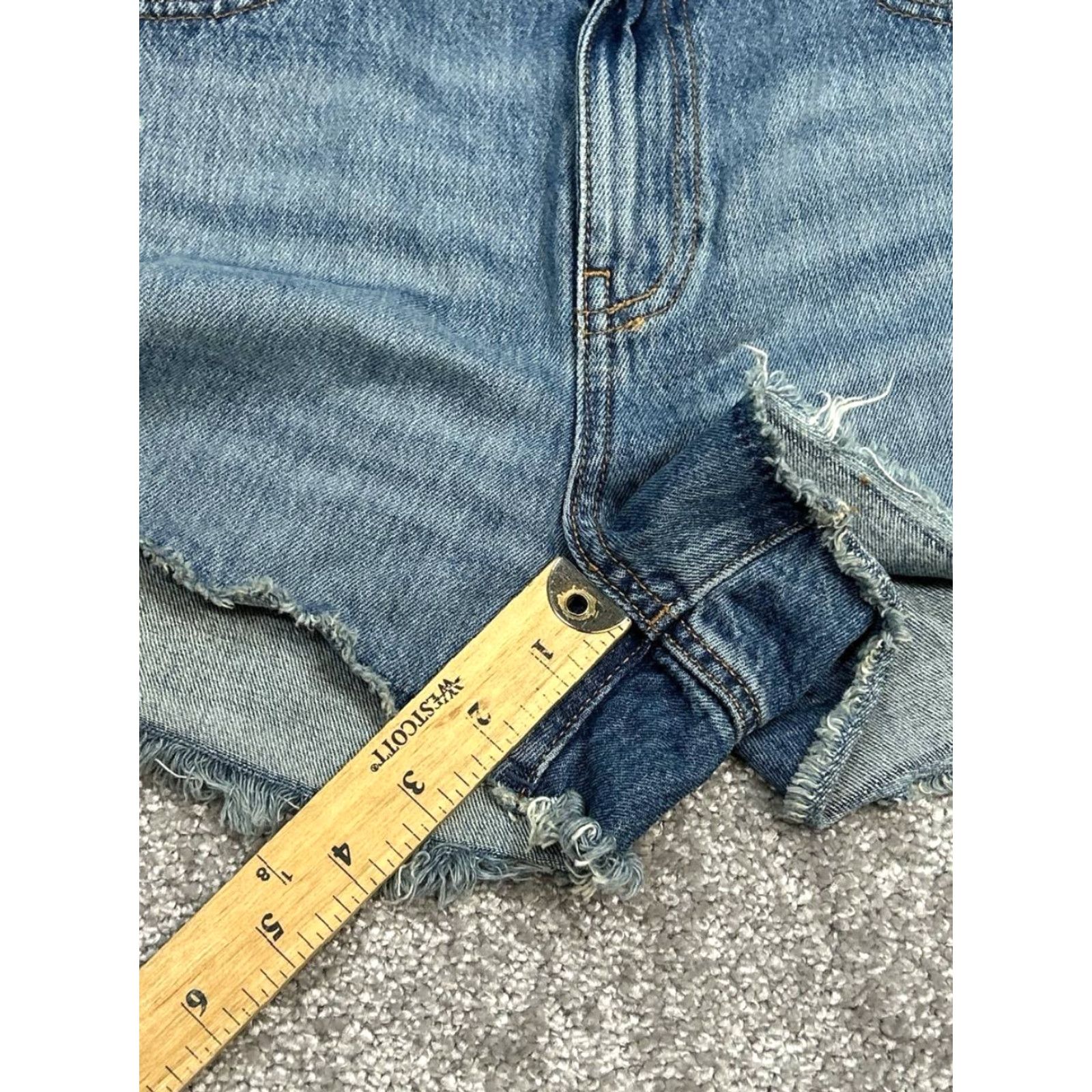 Uniqlo Uniqlo Shorts Womens 24 Blue Cut Off Distressed Denim High Rise Frayed Hem New Size 42" / US 20 - 2 Thumbnail