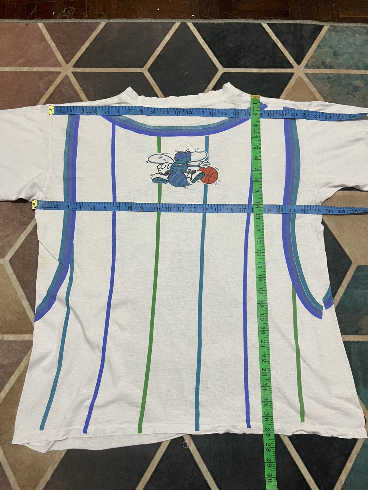 Rap Tees 💥True Vintage Trashed Distressed Charlotte Hornets NBA Tee Size US L / EU 52-54 / 3 - 12 Thumbnail