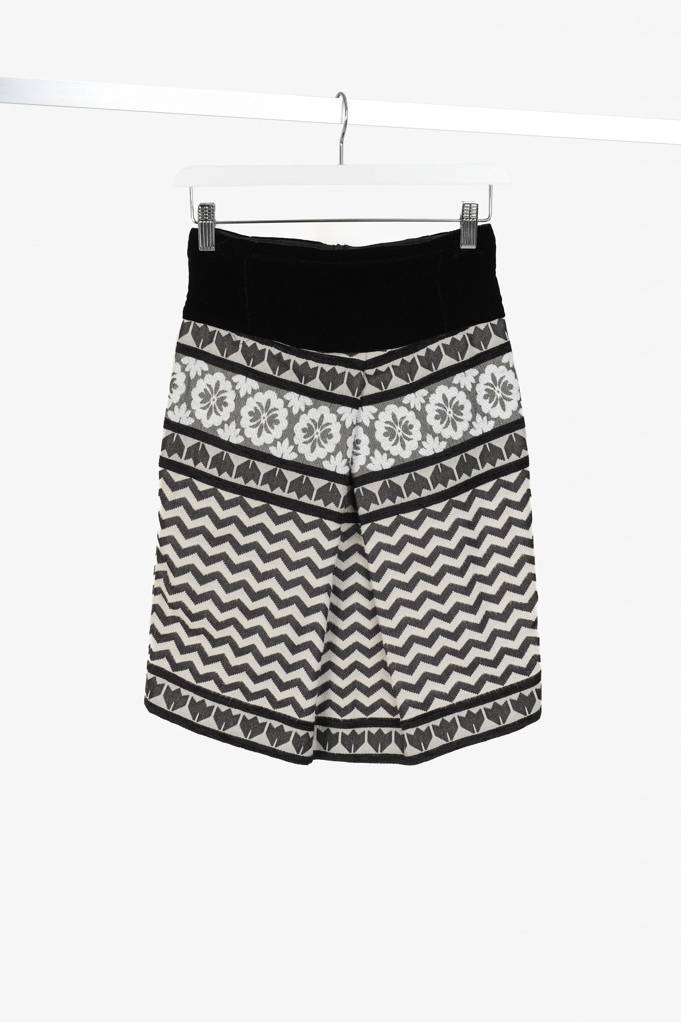 Emporio Armani Emporio Armani AW/09 Chevron-Jacquard Velvet-Waist Skirt Size 25" / US 0 / IT 36 - 1 Thumbnail